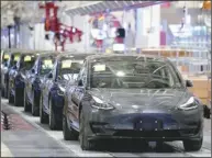  ?? ?? 美國電動車5月平均價­格較一年前上漲22%，達到約54,000美元。圖為特斯拉電動車工廠。
（路透）