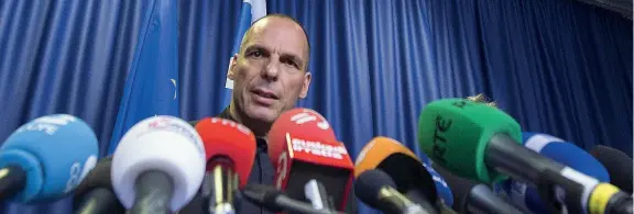  ??  ?? L’incontro Il ministro delle Finanze greco Yanis Varoufakis in conferenza stampa ieri a Bruxelles al termine della riunione dell’Eurogruppo convocata per decidere il destino di Atene