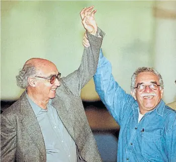  ?? AFP ?? Saramago y García Márquez, dos Nóbeles en Cuba, en el 40° aniversari­o de la revolución, enero 1999.