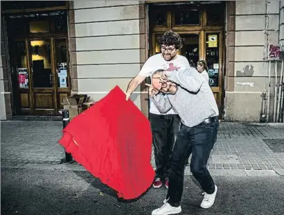  ?? LLIBERT TEIXIDÓ ?? El periodista Ramon Besa es toreado por el escritor Julià Guillamon en la placeta de Sant Miquel de Gràcia, ante el bar El Roure¡Ole!