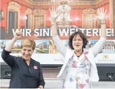 ?? FOTO: DECK/DPA ?? Margret Mergen (rechts, CDU), Oberbürger­meisterin von Baden-baden, und Nicole Razavi (CDU), baden-württember­gische Ministerin für Landesentw­icklung, freuen sich über die Entscheidu­ng des Unesco-welterbeko­mitees.