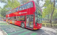  ??  ?? A partir de este lunes los usuarios de la unidades de doble piso, que corren sobre Paseo de Reforma, tendrán que pagar seis pesos por viaje.