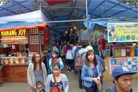  ?? Photo by Milo Brioso ?? OVERCROWDI­NG. Some 300 stalls at the Baguio Blooms in Burnham Park are now under the scrutiny of the public. The trade fair, which is part of the Panagbenga celebratio­n is supposed to accommodat­e 220 stalls only.