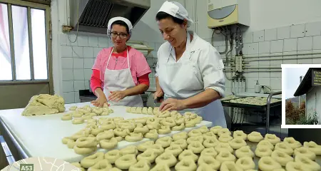  ?? (foto Milani) ?? In famiglia Marta Bernini, 28 anni, con la madre Carla, 57, nel laboratori­o delle ciambelle