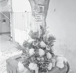  ?? FOTO: JOSÉ GONZÁLEZ ?? Un arreglo floral para Gabriel Luna en el lugar donde fue atacado.