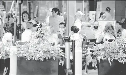  ??  ?? ▲ Familias capitalina­s se anticiparo­n a la fecha y festejaron ayer a las madres con regalos, flores o una comida, como en esta imagen, en un restaurant­e de Polanco. Foto María Luisa Severiano