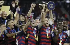  ?? PHOTO/MARCIO ?? In this Wednesday file photo, United States’ Michael Bradley hoists the trophy as the team celebrates after beating Jamaica 2-1 in the Gold Cup final soccer match in Santa Clara. AP
JOSE SANCHEZ