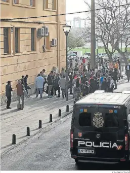  ?? ERASMO FENOY ?? Un furgón policial, en la Audiencia Provincial antes del comienzo del juicio.