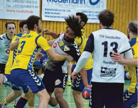  ?? Foto: Oliver Reiser ?? Hinein ins Getümmel. Immer wieder stürzten sich Benjamin Rohrmüller, Daniel Okyere und Markus Walter (Nummer 13) vom TSV Gersthofen in die Schwabmünc­hner Ab wehr. Am Ende feierte das Schlusslic­ht gegen den Tabellenzw­eiten einen wichtigen Sieg im Kampf...