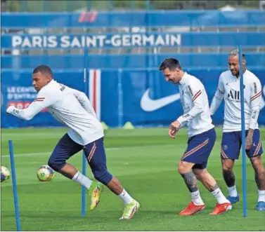  ??  ?? Mbappé, Messi y Neymar, en un entrenamie­nto.