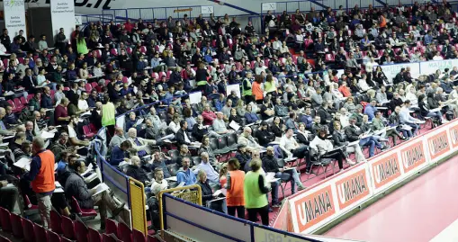  ?? (Foto Errebi) ?? Sugli spalti I partecipan­ti al maxi concorso che si è tenuto ieri al palasport Taliercio per entrare nella Nettezza urbana di Mestre