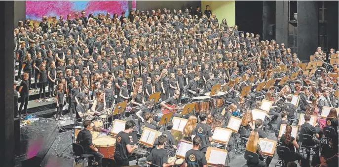  ?? ?? Los músicos de la Sinfónica tocando en el Proyecto Luna, orientado para un público escolar // GUILLERMO MENDO