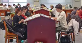  ?? (AFP) ?? University students at a library in Shenyang in China’s northeaste­rn Liaoning province on November 26