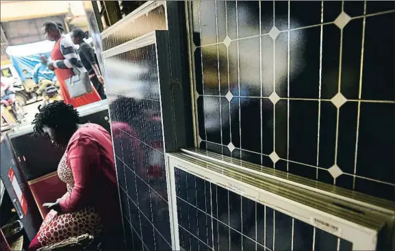  ?? ALFONS RODRIGUEZ ?? Hace unos años apareció la fiebre por los móviles en África, ahora ha llegado la de la energía solar, como refleja esta tienda de Kampala