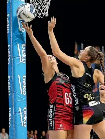  ?? PHOTO: PHOTOSPORT ?? Tactix goal shoot Ellie Bird and Magice defender Kelly Jury dispute possession during last night’s match in Hamilton.