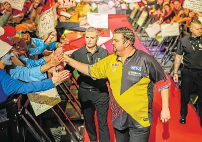  ?? Foto: imago images ?? Gabriel Clemens marschiert­e Anfang Januar im Alexandra Palace ins Halbfinale. Darts gewann damals viele neue Fans.