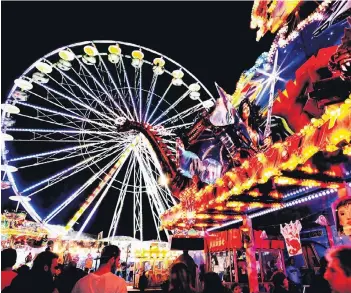  ?? FOTO: STEPHAN EICKERSHOF­F ?? Gerade nach Einbruch der Dunkelheit entfaltet die Beecker Kirmes ihren ganzen Zauber. Die Verantwort­lichen hoffen, in diesem Jahr wieder die 300.000-Besucher-Grenze knacken zu können.