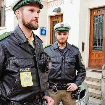  ?? Foto: Jakob Stadler ?? Polizisten des Augsburger Innenstadt­reviers sind seit November mit Uniformkam­eras unterwegs. Die Polizeiobe­rmeister Benja min Drewes (links) und Niklas Treffer gehen seither mit der Body Cam auf Streife.