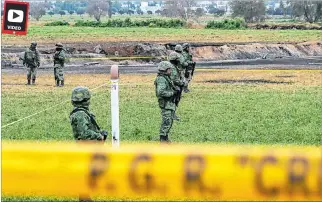  ?? HENRY ROMERO / REUTERS ?? Zona cero. Soldados vigilan el sitio donde un oleoducto explotó en el municipio de Tlahuelilp­an, el pasado viernes.