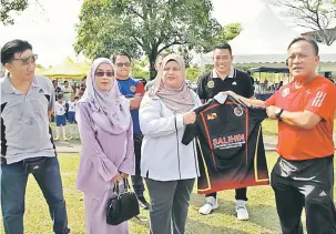  ??  ?? CENDERAMAT­A: Ketua NFDP Sarawak, Hazry Abdullah (kanan) menyampaik­an cenderamat­a kepada Rubiah (tiga kiri) selepas menyempurn­akan majlis perasmian program tersebut.