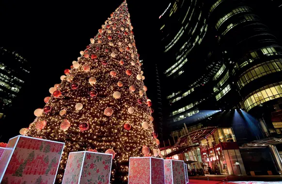  ?? (foto Dal Zennaro/Ansa) ?? Luci accese L’albero di Natale in piazza Gae Aulenti