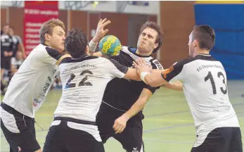  ?? FOTO: DEREK SCHUH ?? Philip Klingeisen ( Mitte) und der TVW scheiterte­n in der Relegation an der SG Degmarn- Oedheim ( Yannick Guldi, Mittte, Artur Kremer, rechts).