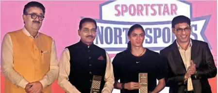  ?? SANDEEP SAXENA ?? (L-R) Navneet Sehgal (Additional Chief Secretary, Sports, UP Govt) honoured former athlete Bahadur Prasad and U-20 World Athletics championsh­ips medallist Rupal Chaudhary with the Hero Unsung Champion and Emerging Hero Awards respective­ly. LV Navaneeth (CEO, THG) is at right.