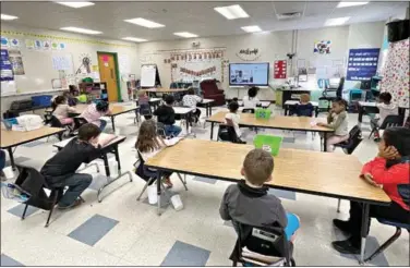  ?? (Contribute­d) ?? Current El Dorado Kiwanis Club president Jaren Books reads the Dr. Seuss book Fox in Socks to Melissa Laird’s kindergart­en class at Yocum Elementary.