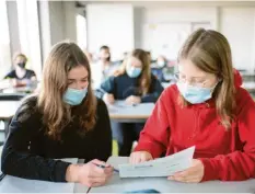  ??  ?? Nach einer neuen Studie sprechen sich Mediziner dafür aus, die Schulen offenzuhal‰ ten. Sie sagen: „Lieber Maske auf als Schule zu“. Symbolfoto: Matthias Balk, dpa