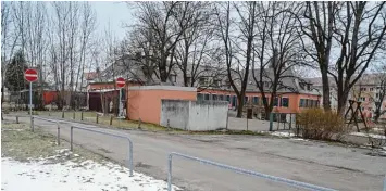  ?? Foto: Adrian Bauer ?? Neue Kurzzeit Parkplätze am Europaplat­z und ein neuer Zugang zum Johannes Kindergart­en sollen die Eltern der Kinder und die Anwohner der Heimgarten­straße entlasten.