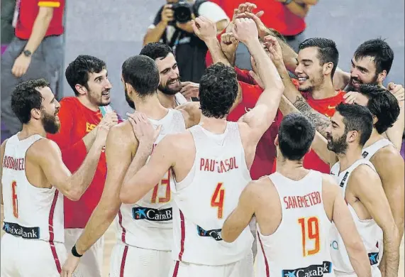  ?? FOTO: EFE ?? Satisfacci­ón final. Los jugadores de la Selección celebran la conquista de la medalla tras superar a Rusia en la final de consolació­n