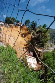  ?? RICHARD BALONGLONG / INQUIRER NORTHERN LUZON ?? WORK to plug this sinkhole in the village of Virac in Itogon town, Benguet province, has been suspended.