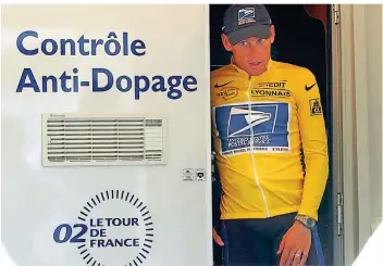  ?? FOTO: GERO BRELOER/DPA ?? Der US-Amerikaner Lance Armstrong vom Team US Postal Service geht nach der 15. Etappe der Tour de France 2002 durch eine Tür an der „Controle Anti-Dopage“steht .