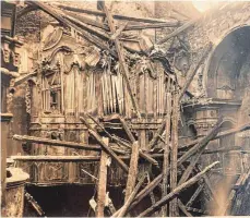  ?? FOTO: ARCHIV WINFRIED SCHLEGEL ?? Die wertvolle Steinmayer-Orgel wurde durch einstürzen­des Gebälk, Feuer und Löschwasse­r stark in Mitleidens­chaft gezogen.