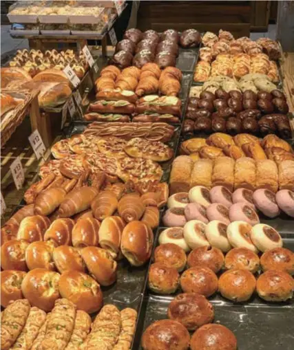  ?? ?? The shelves at a bakery in Xuchang, Henan Province, are stocked with sweet bread, enticing customers with their tempting display. — Photos by Ti Gong