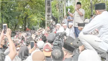  ??  ?? Subianto (right) delivers a speech to supporters. — AFP photo