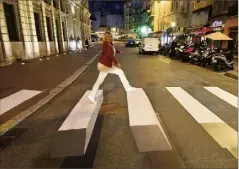  ?? (Photo Patrice Lapoirie) ?? Tout beau tout neuf et franchemen­t original, ce passage piéton – réalisé dans le cadre d’une expériment­ation nationale – vient d’être peint derrière l’hôtel de ville de Cannes, rue Félix-Faure.