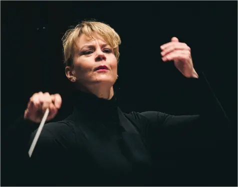  ??  ?? MÅNGSIDIG Dirigenten och cellisten Susanna Mälkki har studerat hos högt ansedde Jorma Panula.