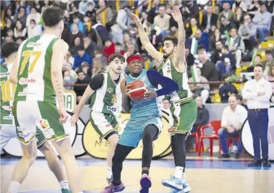  ?? MANUEL MURILLO ?? Sin cuartel Raudelis Guerra (UCB) protege el balón ante la defensa de Antonio Bioque y Lucas Muñoz (Coto Córdoba) en el derbi de Vista Alegre. ▷