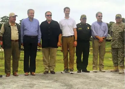  ?? FOTO CORTESÍA ?? El director de la CIA, Michael Pompeo (camisa negra), también estuvo acompañado por el vicepresid­ente Naranjo, el Mindefensa, Director de la Policía y el embajador de EE. UU.