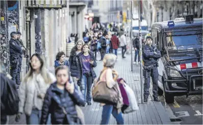  ?? Jordi Otix ?? Presencia policial en la Rambla de Barcelona.