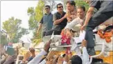  ?? Congress vice president Rahul Gandhi interactin­g with people in Aligarh. ?? MANOJ ALIGADHI/HT PHOTO