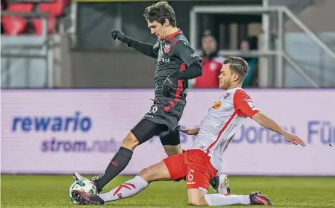  ?? FOTO: DPA ?? Zweikampf um den Ball: Benito Raman (li.) und der Regensburg­er Benedikt Saller.