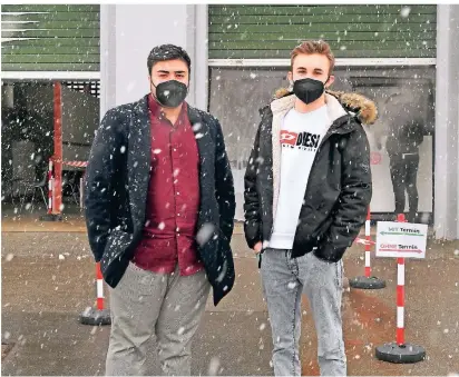  ?? FOTO: JÜRGEN MOLL ?? Shayan Ansari (links) und Leonard Gier haben dafür gesorgt,
dass sich in Lüttringha­usen bis zu 120 Menschen pro Stunde testen lassen
können.