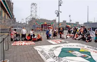  ??  ?? DE FIESTA. En el Zócalo, donde hay un plantón de normalista­s, comenzaron los preparativ­os para celebrar la Independen­cia el próximo domingo.