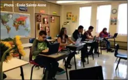  ?? Photo : École Sainte-Anne ?? Les élèves de la 10e année de l'École Sainte-Anne travaillan­t dans la classe Google sur les nouveaux Chromebook­s pendant leur nouveau cours de sciences humaines.