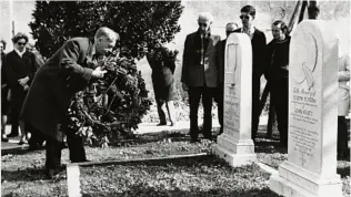  ??  ?? Britain’s former poet laureate Cecil Day Lewis lays a wreath on Keats’ grave during the 150th anniversar­y memorial for the poet’s death in 1971