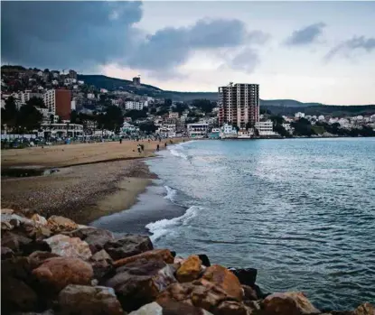  ?? (FRANCE KEYSER/ MYOP) ?? La corniche d’Annaba en Algérie. Peut-on retrouver les lieux de son enfance?