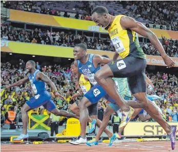  ?? FOTO: DPA ?? Diesmal war ein anderer schneller: Justin Gatlin aus den USA jubelt, auch Landsmann Christian Coleman (Nr. 5) ist noch einen Hauch vor Usain Bolt aus Jamaika (vorne), dem langjährig­en Dominator des Sprints.
