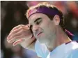  ?? Foto: dpa ?? Roger Federer quälte sich angeschlag­en zum Sieg.